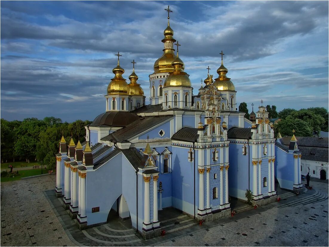 золотые купола королева