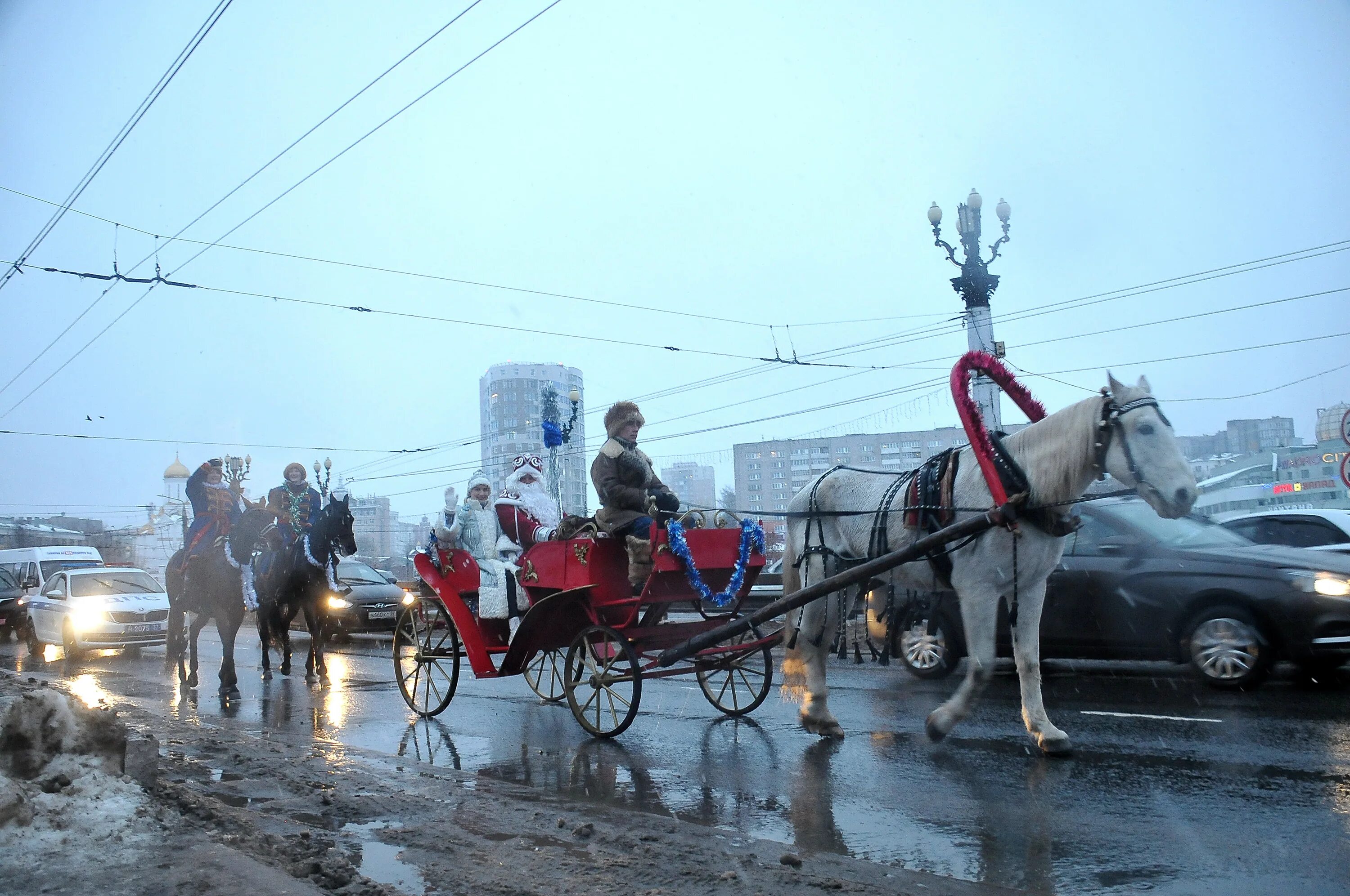 Иваново дед. Омск вокзал дед мороз снегурочка пассажиров. Иваново дед. Ивановский троллейбус новогодний. Юрий ицков ивановы ивановы.