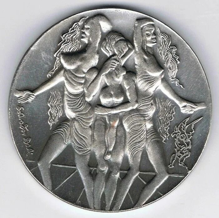 Настольная серебряная медаль. Монета три грации. Монета три грации 2021. Монета Сальвадор дали серебряная.