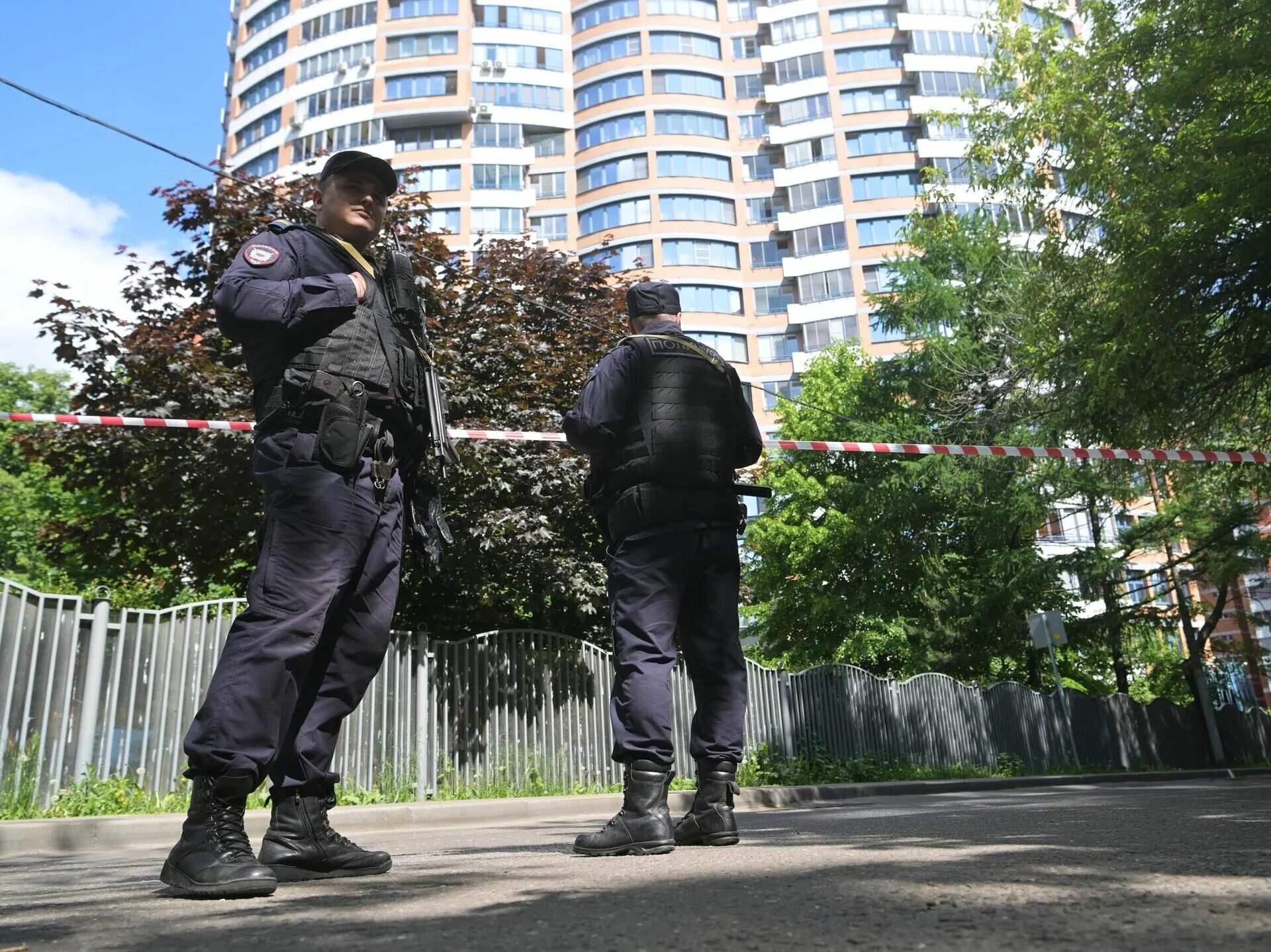 Беспилотники попали в жилые дома. Полиция России. Полиция на улице. Полиция Америки. Милиция и полиция.