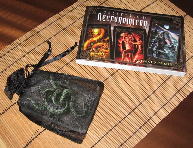Ньярлатотеп некрономикон. Сатанинский гримуар. Страницы из книги некрономикон. Некрономикон экс мортис кожаный чехол. Necronomicon tarot (таро некрономикон).