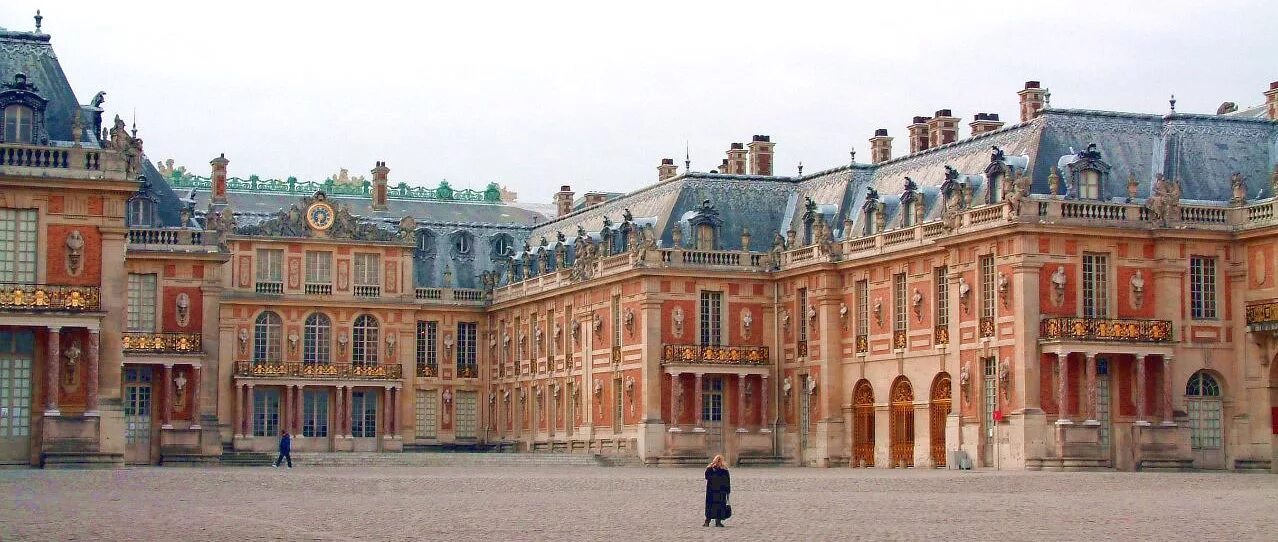 Версаль нанси. Версальский дворец курдонер. Версаль дворец Франция 18 век. Версальский дворец 17 век. Архитектура Франции 17 века Версаль.