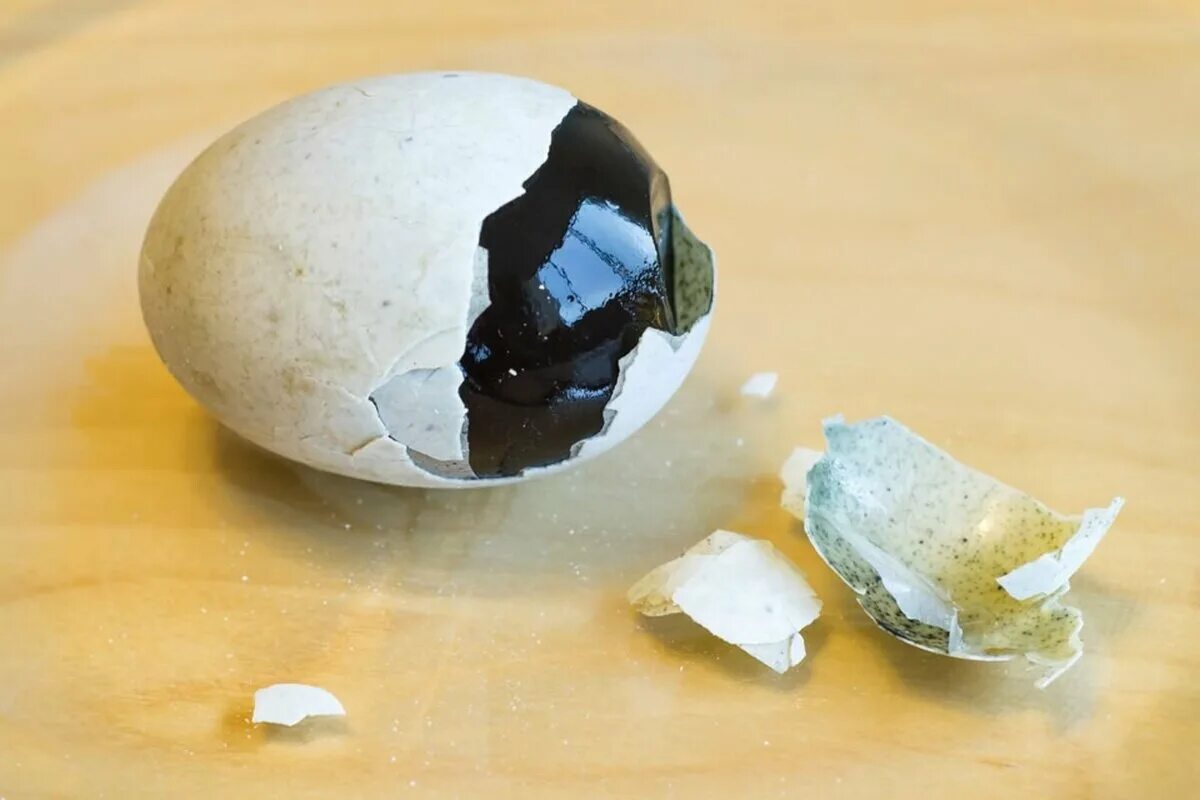 Воняет тухлыми яйцами. Тысячелетнее яйцо Китай. Столетнее яйцо. Тысячелетнее утиное яйцо. Тухлое яйцо.