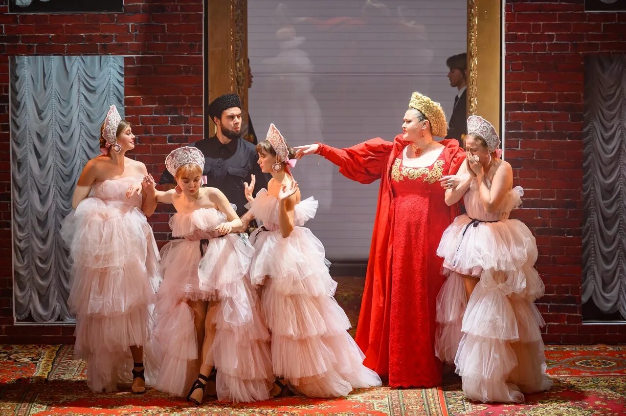 Горе от ума театр челябинск 2022 премьера. Спектакль горе от ума театр на васильевском. Горе от ума спектакль на васильевском острове. Театр на васильевском горе от ума. Спектакль мертвые души на васильевском.