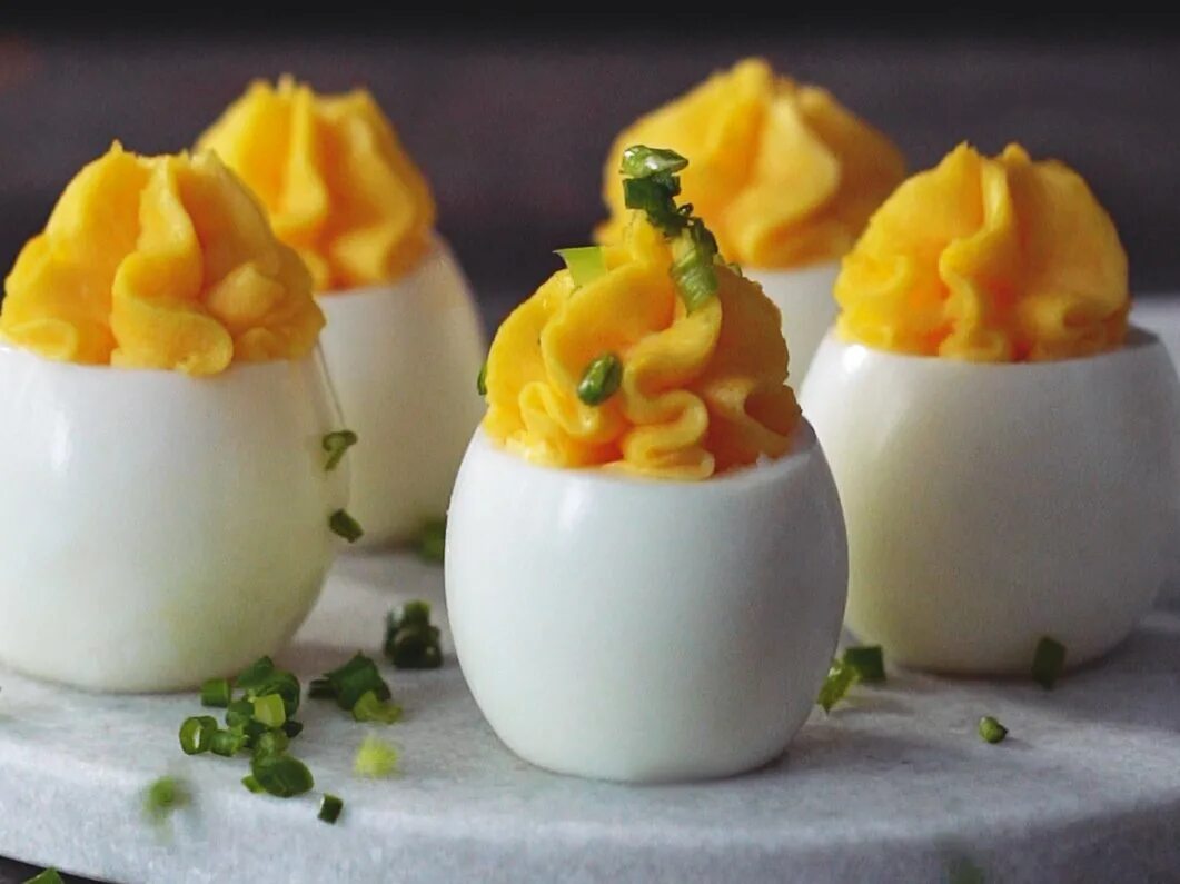 Какое блюдо приготовить из яиц. Закуски из яиц. Красивые закуски из яиц. Закуска из яиц вареных. Отварные блюда из яиц.