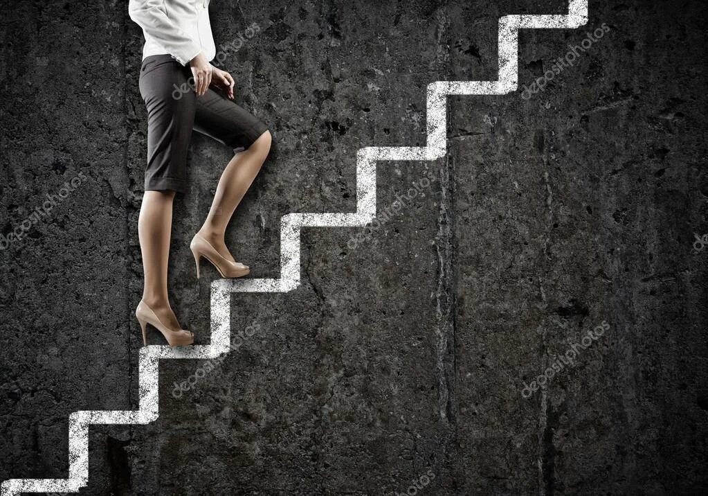 Селовек спускаеися по лес нице. Лестница жизни. Человек спускается по ступенькам. Девушка идет по лестнице вверх. Человек в полете.