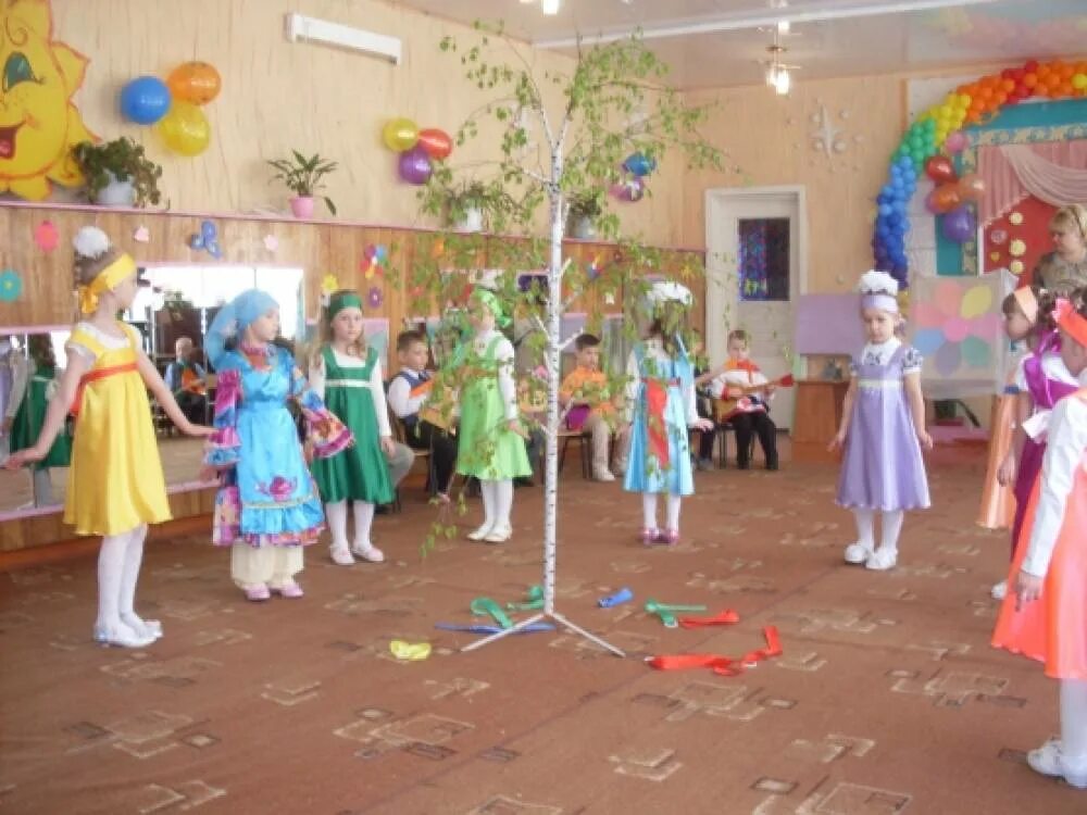 Весенний танец для детей средней группы. Весенний танец в детском саду старшая группа. Весенние танцы для детей старшей группы.