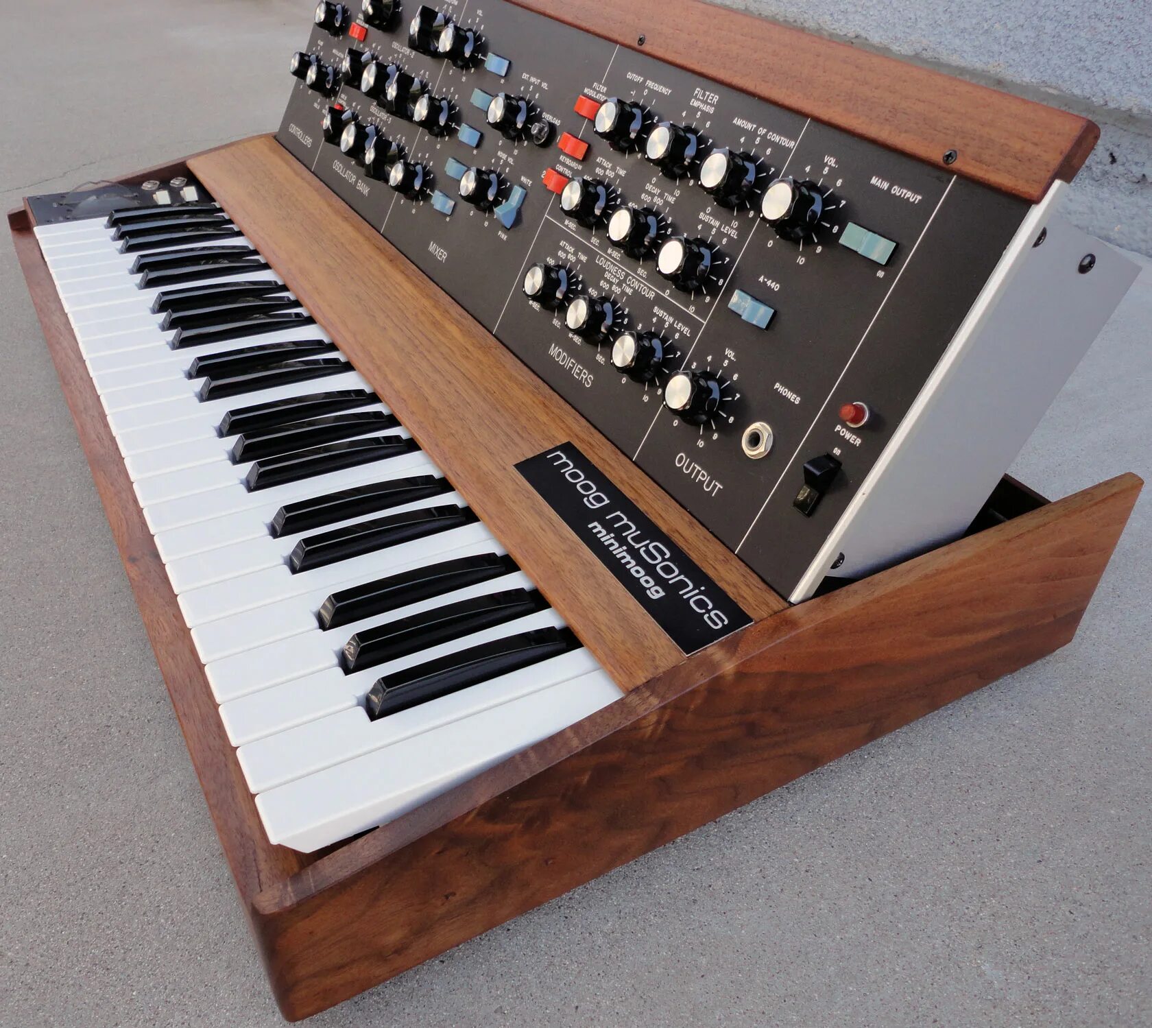 Minimoog. Moog minimoog. moog model d. модель minimoog. moog, а в 1970 году — бюджетный minimoog..