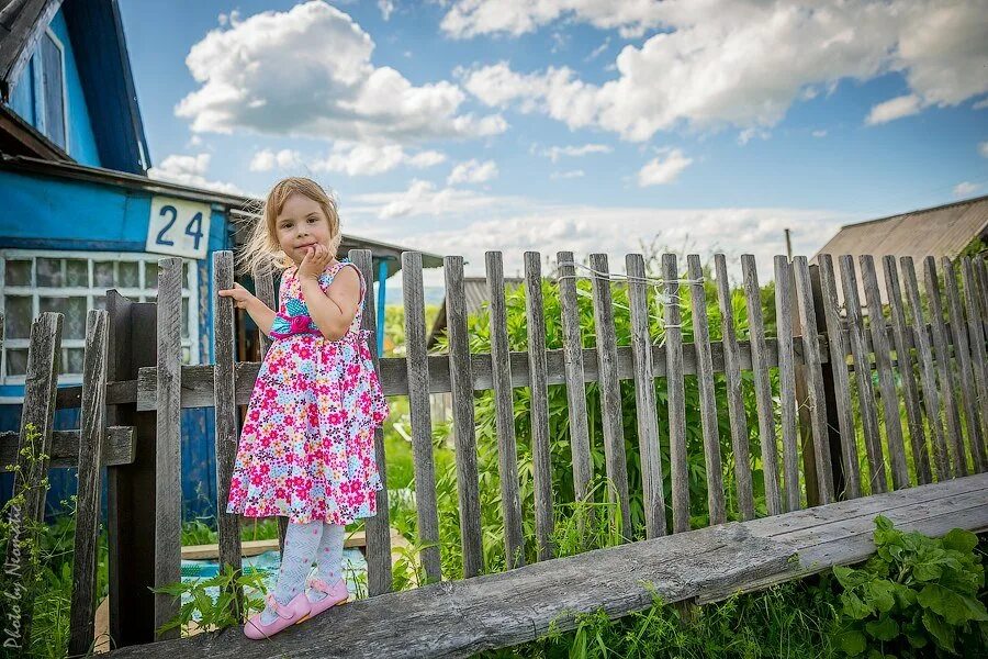 Девочка в деревне. Девочка в селе. Маленькая деревенская девочка. Девочка деревенская 7 лет. Мама дочка деревни