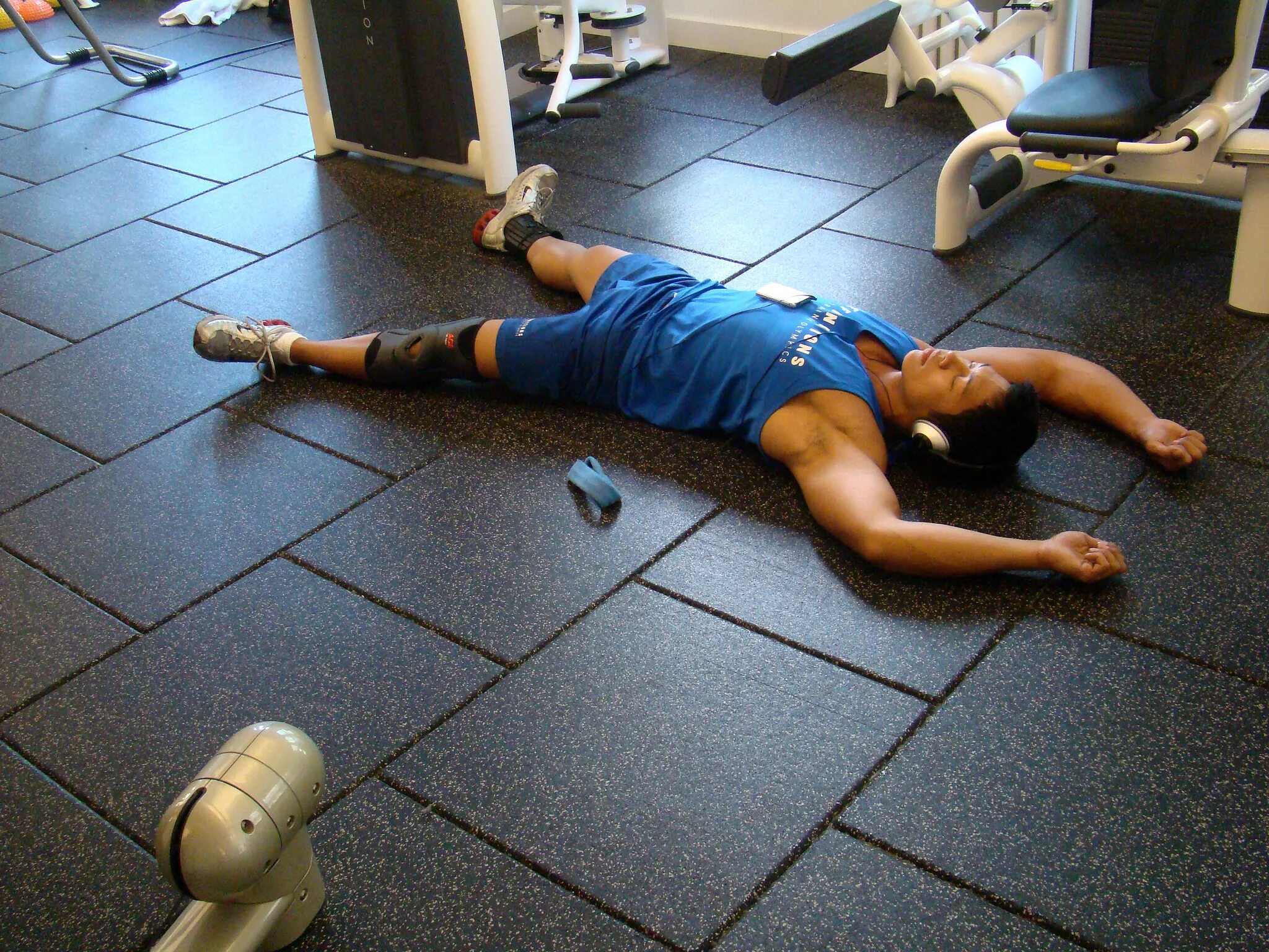 Пытки в спортзале. Уставший после тренировки. Смерть в спортзале. Усталость от тренировок.