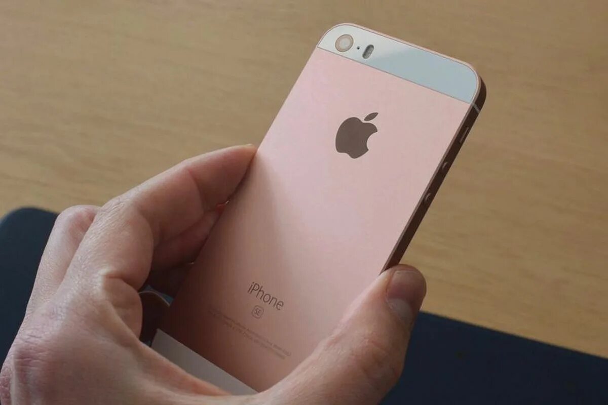 Айфон se память. Iphone 5se Gold. Iphone se 2016 Gold. Iphone 5 se Rose Gold. Iphone se 2016 розовый.