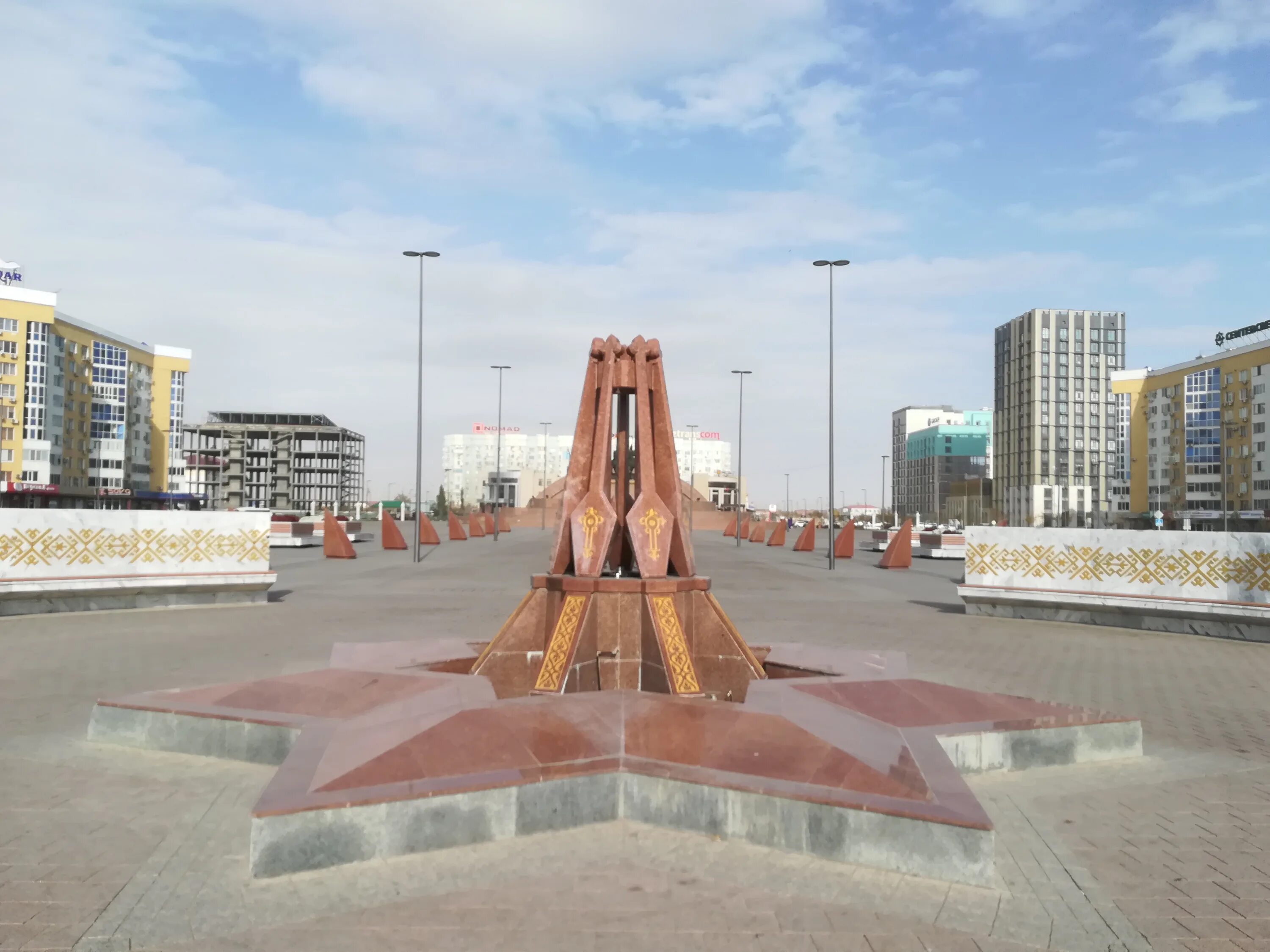 атырау символ города. исатай тайманов и махамбет утемисов памятник в уральске.