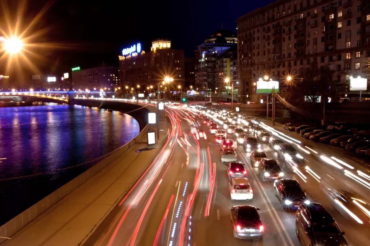 Движение в городе. Ночная Москва дорога. Ночная дорога в машине. Ночная Москва дорога с машины. Ночная магистраль.