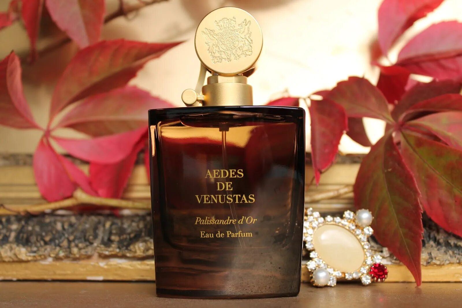 Parfum aedes. Aedes de venustas палисандр. aedes de venustas palissandre d or edp. духи с розовым деревом. розовое дерево в парфюмерии.
