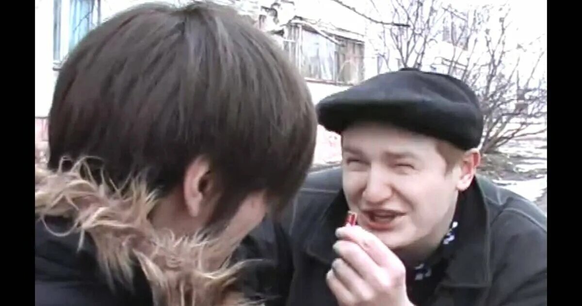 Неформалы против гопников. Пьяные эмо. Эмо гопник. Гопник и эмочка. Эмо гопник.