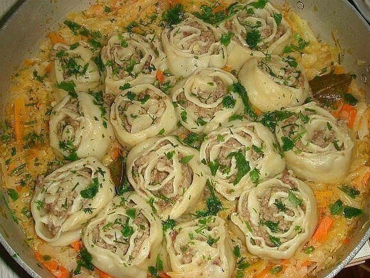 Рецепты с мясом пошагово с фото. Ленивые пельмени розочки. Ленивые пельмени на сковороде. Пельмени рулетом. Блюдо с рулетиками из теста.