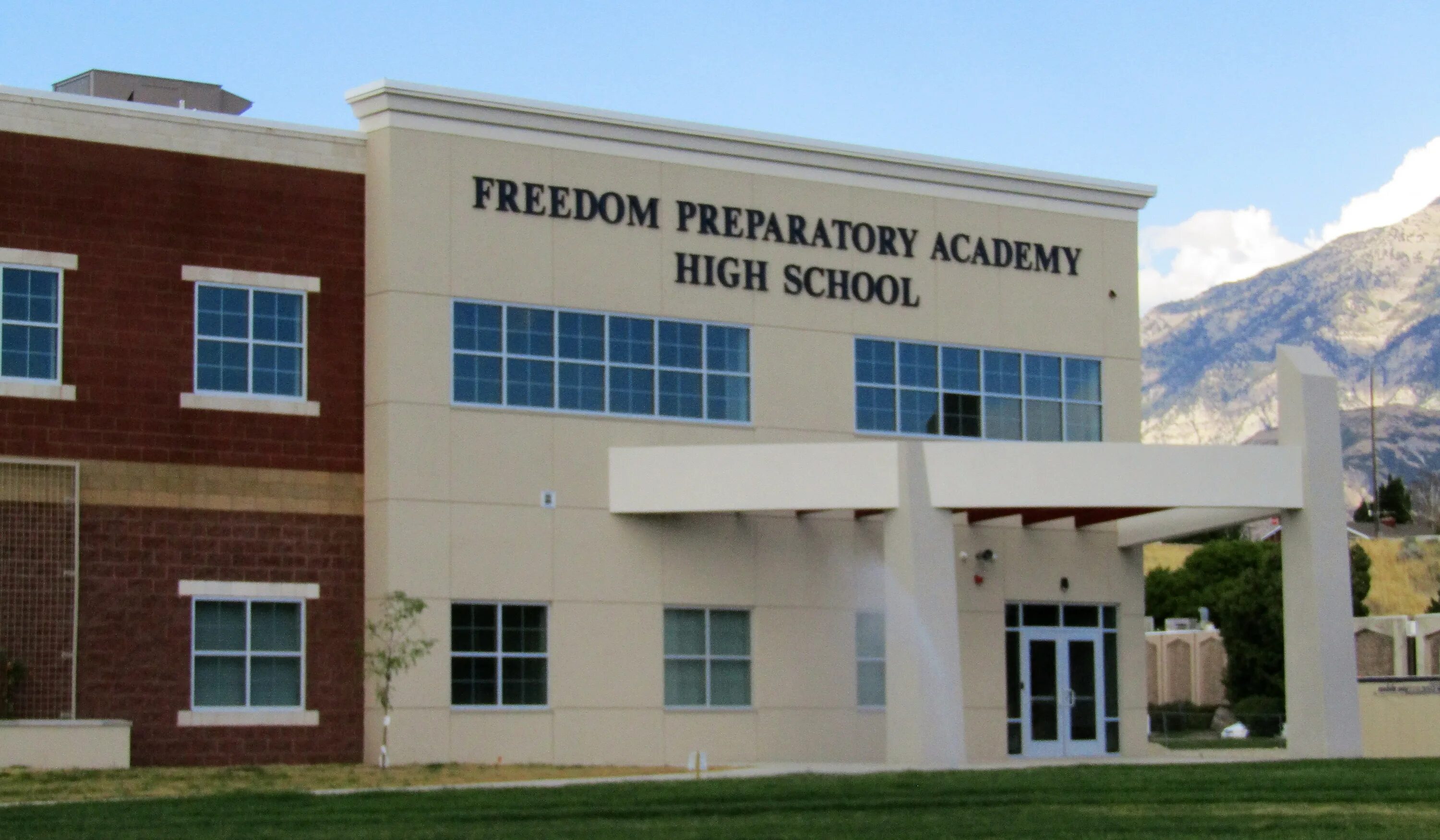 Здание школы в америке. South academy что это. Park mains high school. Средняя школа в сша снаружи. Сент джозеф школа.