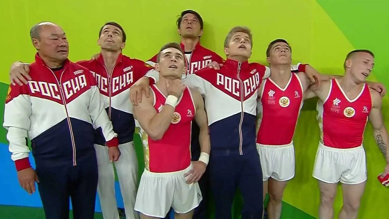 Наши спортсмены. Русские спортсмены. Российские спортсмены на пьедестале. Российские футболистки.