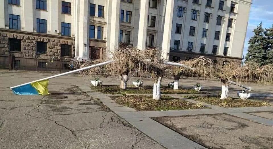 Флаг упал. Куликово поле одесса. одесса дом профсоюзов украинский флаг. украина разваливается. упал флагшток.