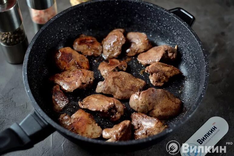 Печень жареная на сковороде в муке. Куриная печень на сковороде. Печень куриная жареная. Печенка жареная на сковороде. Печёнка куриная жареная.