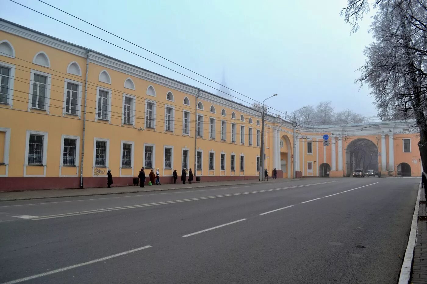 Здание присутственных мест калуга. Присутственные места калуга. Арки присутственных мест калуга. Ансамбль присутственных мест в калуге. Здание присутственных мест калуга.