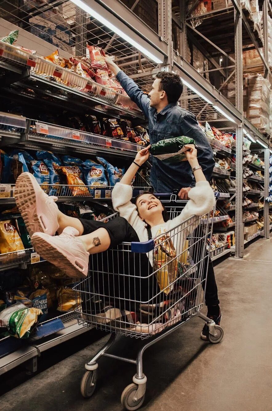 Парень в тележке. Мужчина с тележкой в супермаркете. Люди в магазине. Девушка в тележке с супермаркета.