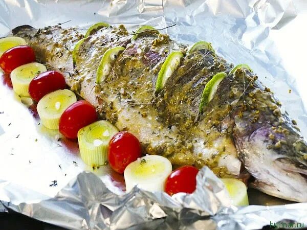 фаршированная карельская, форель. форель запеченная в фольге. форель цельная в духовке. форель в духовке в фольге целиком. запечь форель в духовке целиком без фольги.