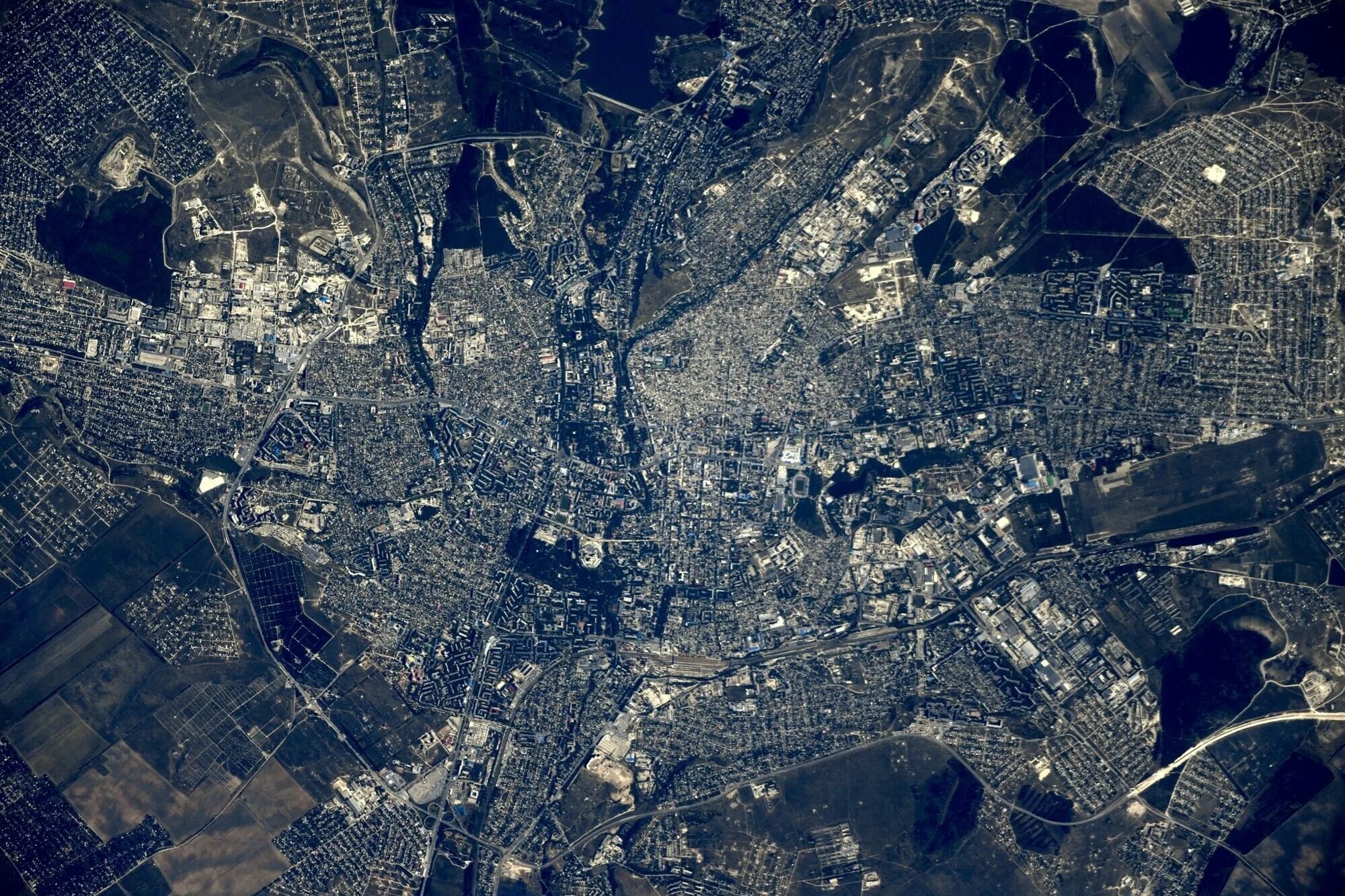 Снимки из космоса в реальном времени высокого. Снимок Тольятти 1968 из космоса. Космические снимки. Аэрокосмические снимки. Спутник картинка.