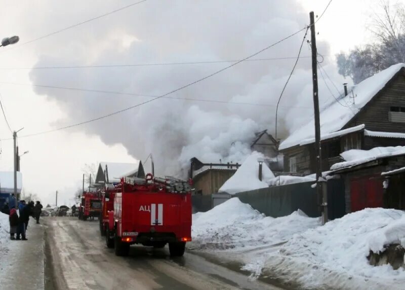 Гараж горно алтайск. Пожар зимой. Тушение пожара зимой. МЧС Горно-Алтайск. Пожар отеля горный Алтай.