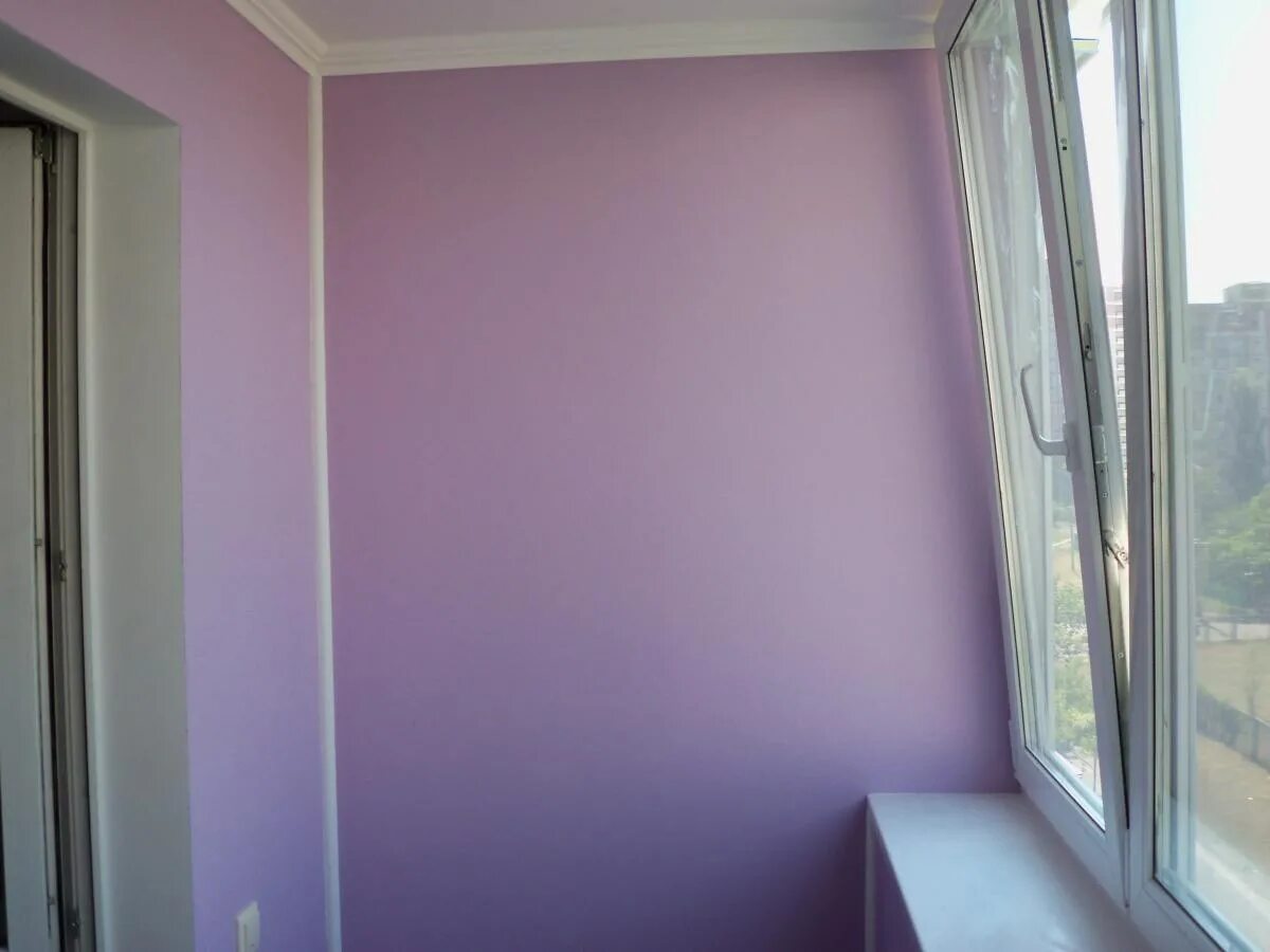 Покрасить балкон цвет. Покраска балкона. Крашеный балкон. Покраска стен на лоджии. Краска на балкон на стены.