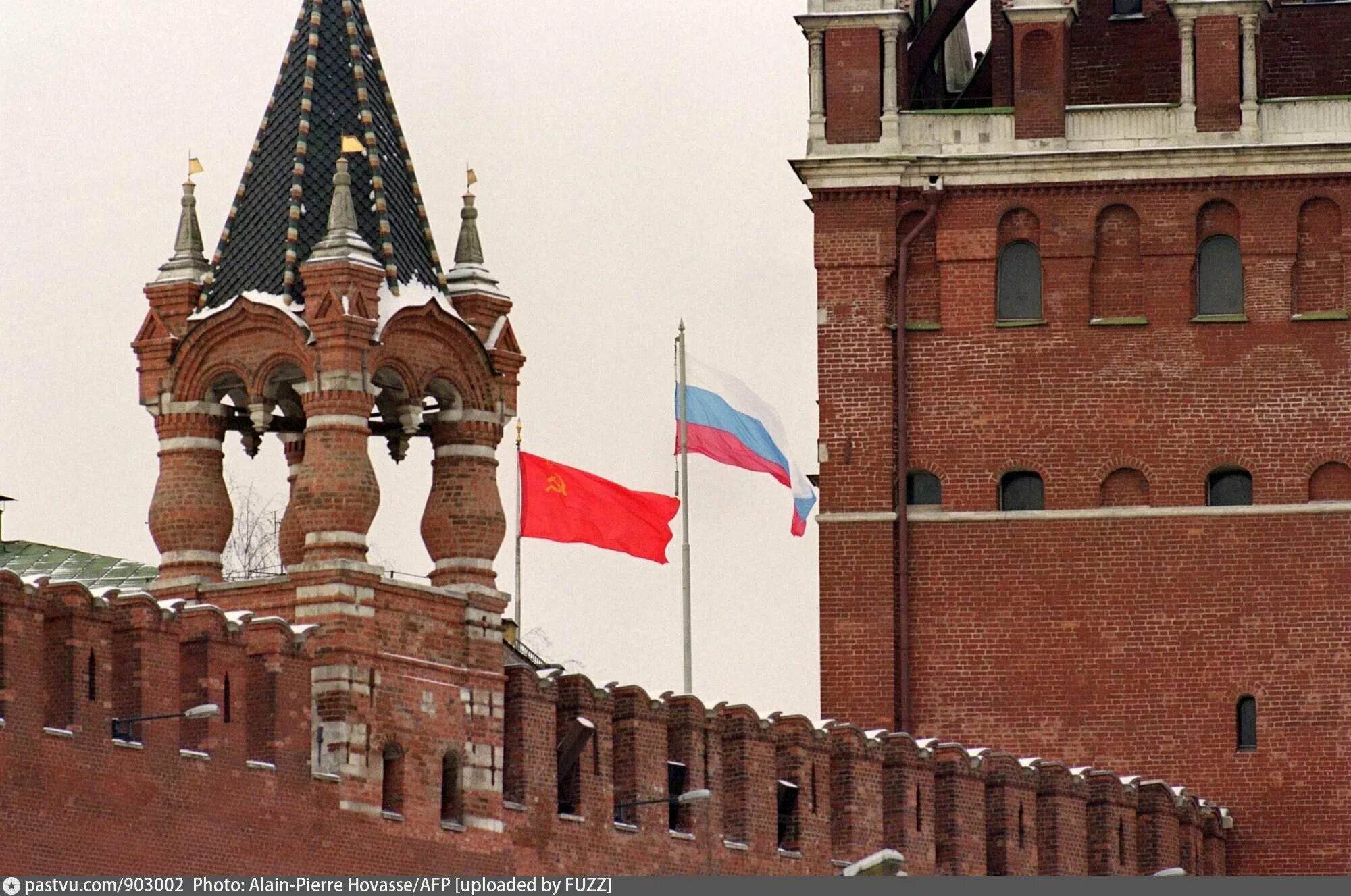 Кто поднял знамя на новгородским кремлем. Московский Кремль 1991. Флаг России над Кремлем 1991. Спуск флага СССР 25 декабря 1991 года. Флаг СССР над Кремлем 1991.