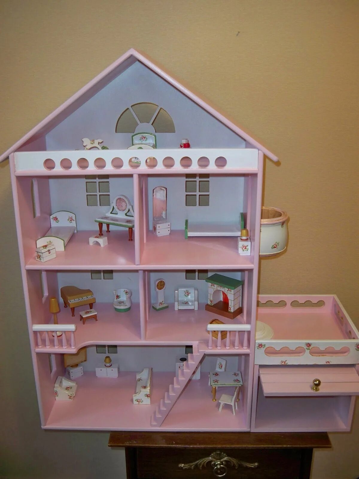 Кукольный домик. Игрушечный домик. Домик для кукол деревянный. Домик для кукол многоэтажный.