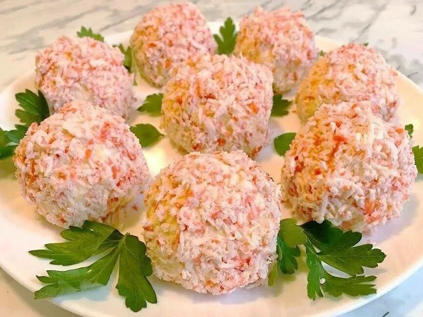 Закуска рафаэлло из крабовых палочек. Тарталетки с крабовыми палочками и сыром. Тарталетки с крабовыми палочками и сыром и яйцом. Шарики рафаэлло с крабовыми палочками. Рецепт из плавленного с крабовыми палочками.