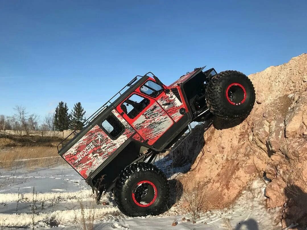 Ghe-o motors rescue. Красный вездеход. Болотоход шаман 8х8. Красный вездеход. Вездеход болотоход шаман.