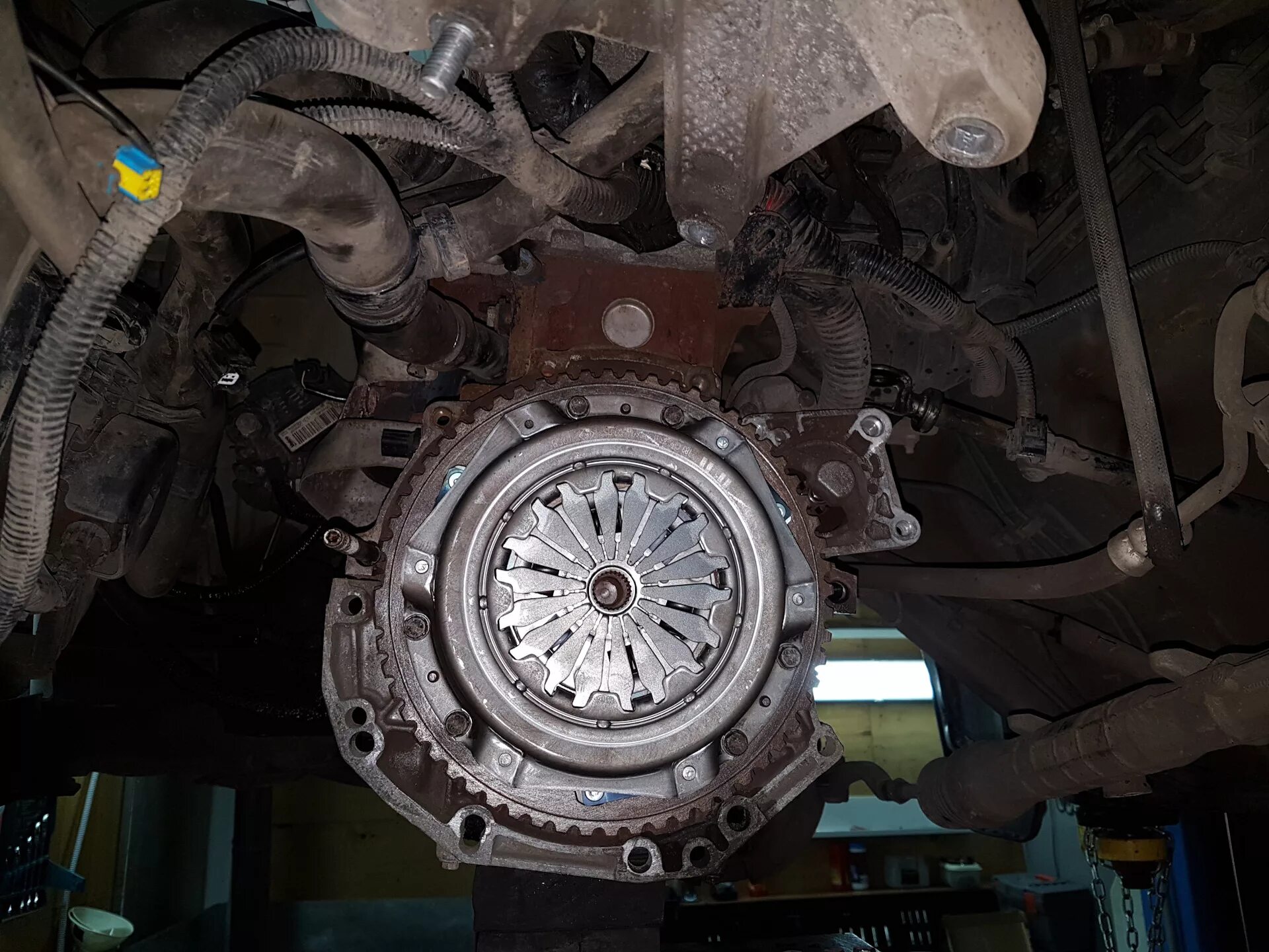 Замена сцепления логан 1.4 8 клапанов. Выжимной рено сандеро 1.4. renault laguna 3 мкпп диск сцепления. замена сцепления рено логан 1.4. маховик сцепления рено логан 1.6 8кл.