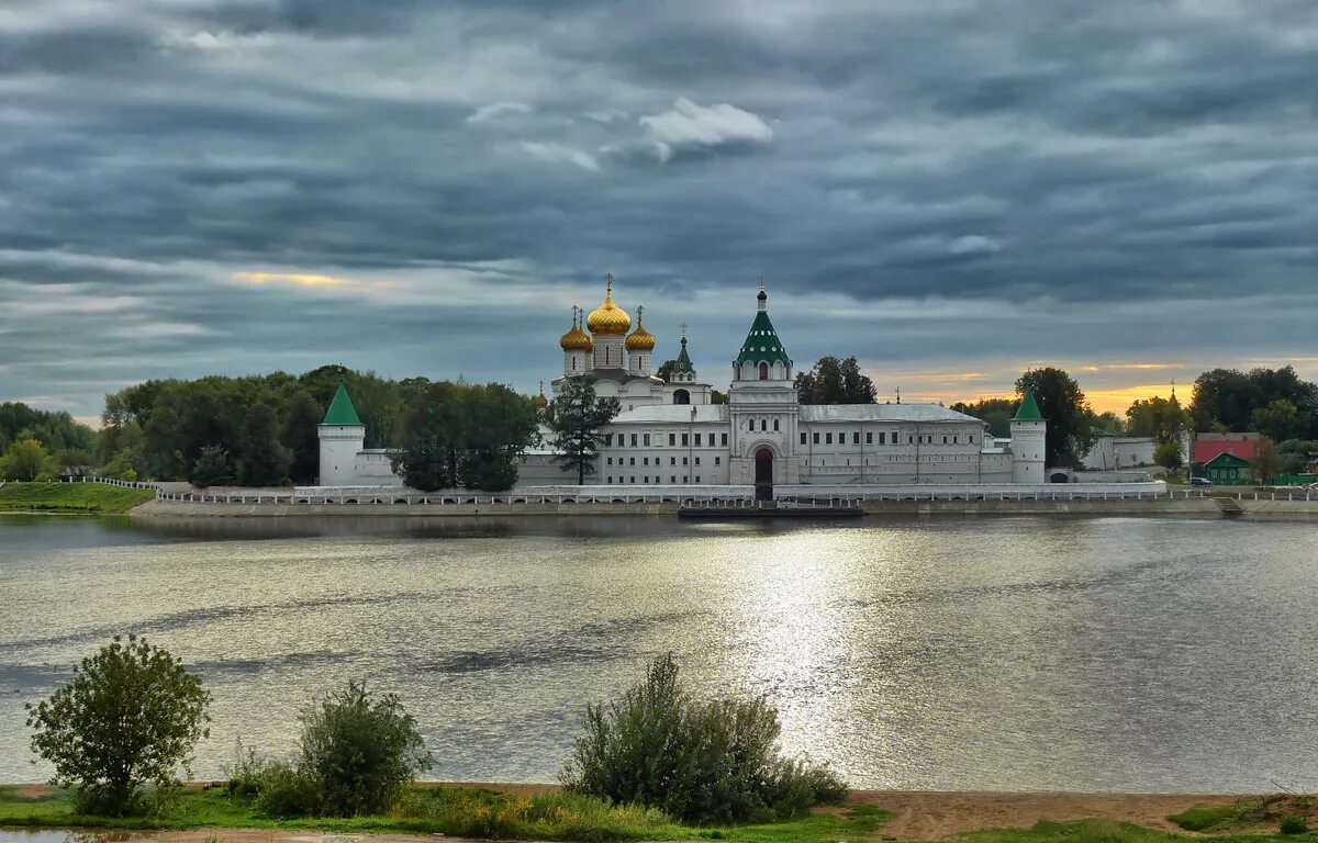 Ипатьевский монастырь Кострома. Троицкий Ипатьевский монастырь. Свято-Троицкий Ипатьевский монастырь в Костроме. Ипатьевский мужской монастырь Кострома.