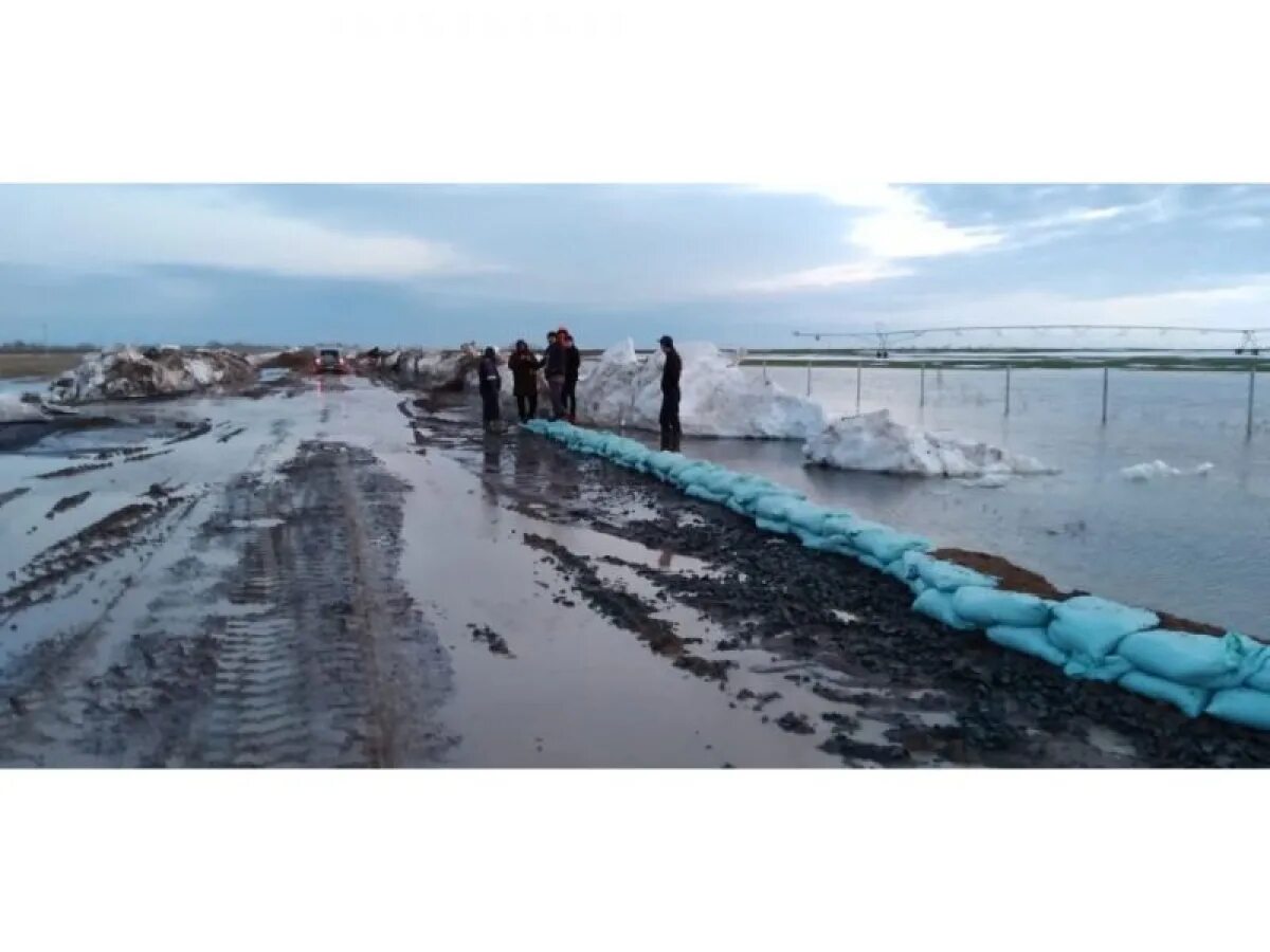 Западно Казахстанская угроза подтопления. Паводковые воды в карьере. Подготовка к паводку в феврале. Паводки в Казахстане фото.