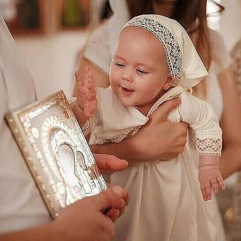 Может ли быть крестным родной. Кто не может быть крестным. Может ли двоюродная сестра быть крестной своей сестре. Дети с родителями в храме. Обязанности крестного.