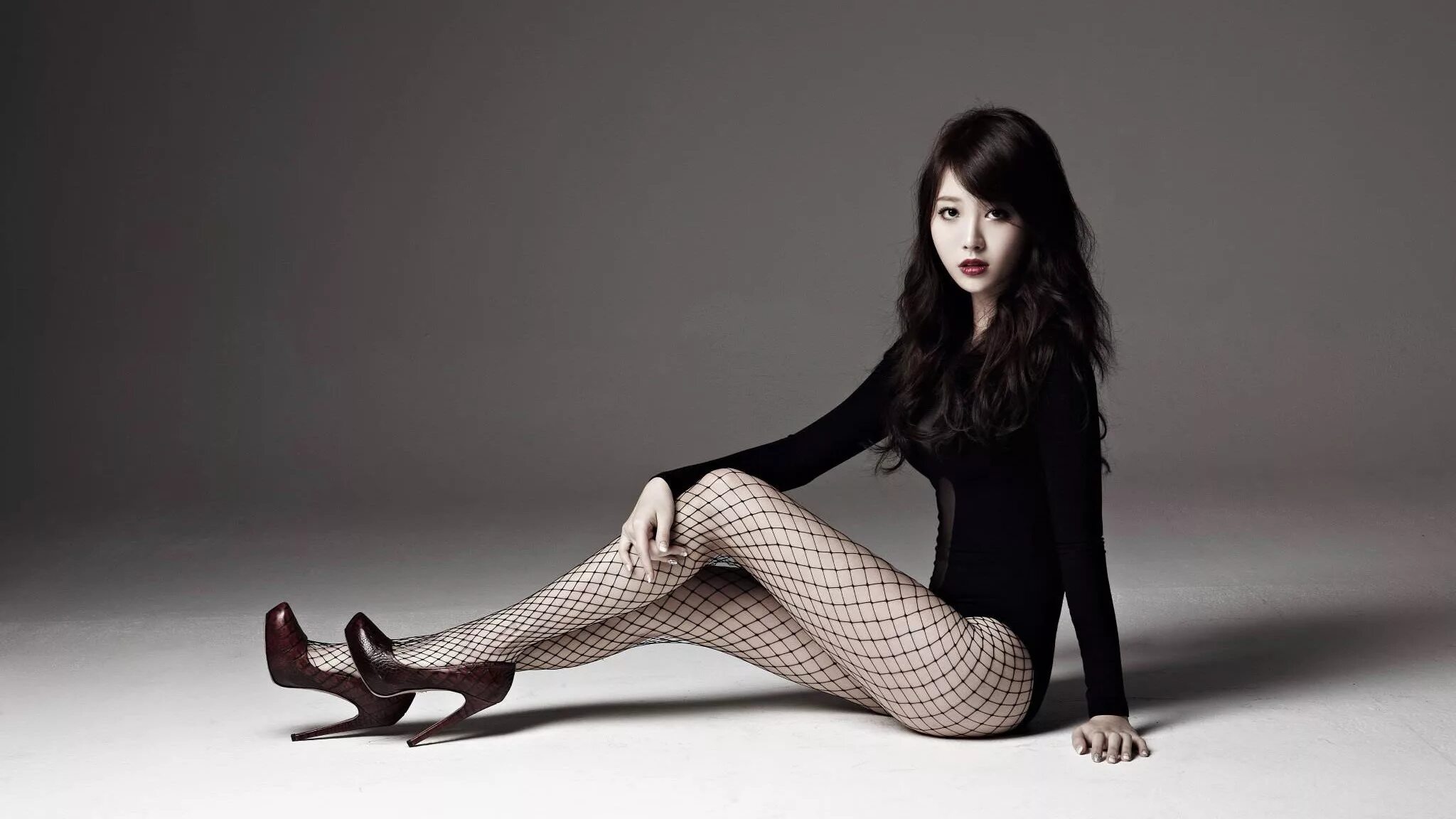 Girl in fishnet stocking. Юра айдол Корея. Yura kpop. Юра корейская певица. Су ён айдол.