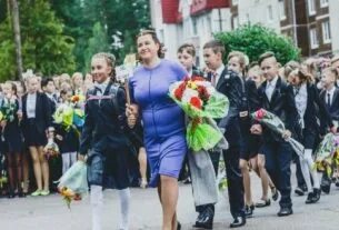 Удивительно красивый вальс с учителями. Гимназия Кингисеппа отмечает День Знаний
