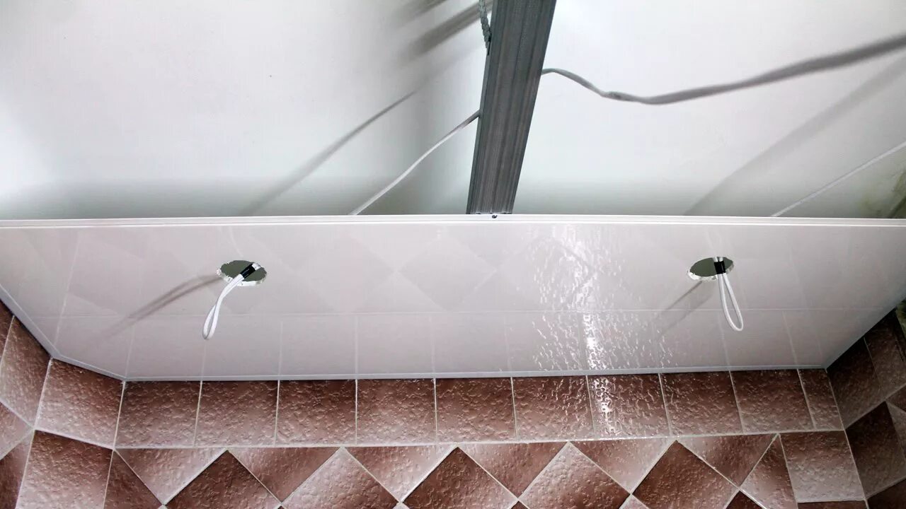 Пластиковый потолок в ванной. Пластиковый потолок в ванную. Потолок из пластика в ванной. ПВХ потолок в ванной.