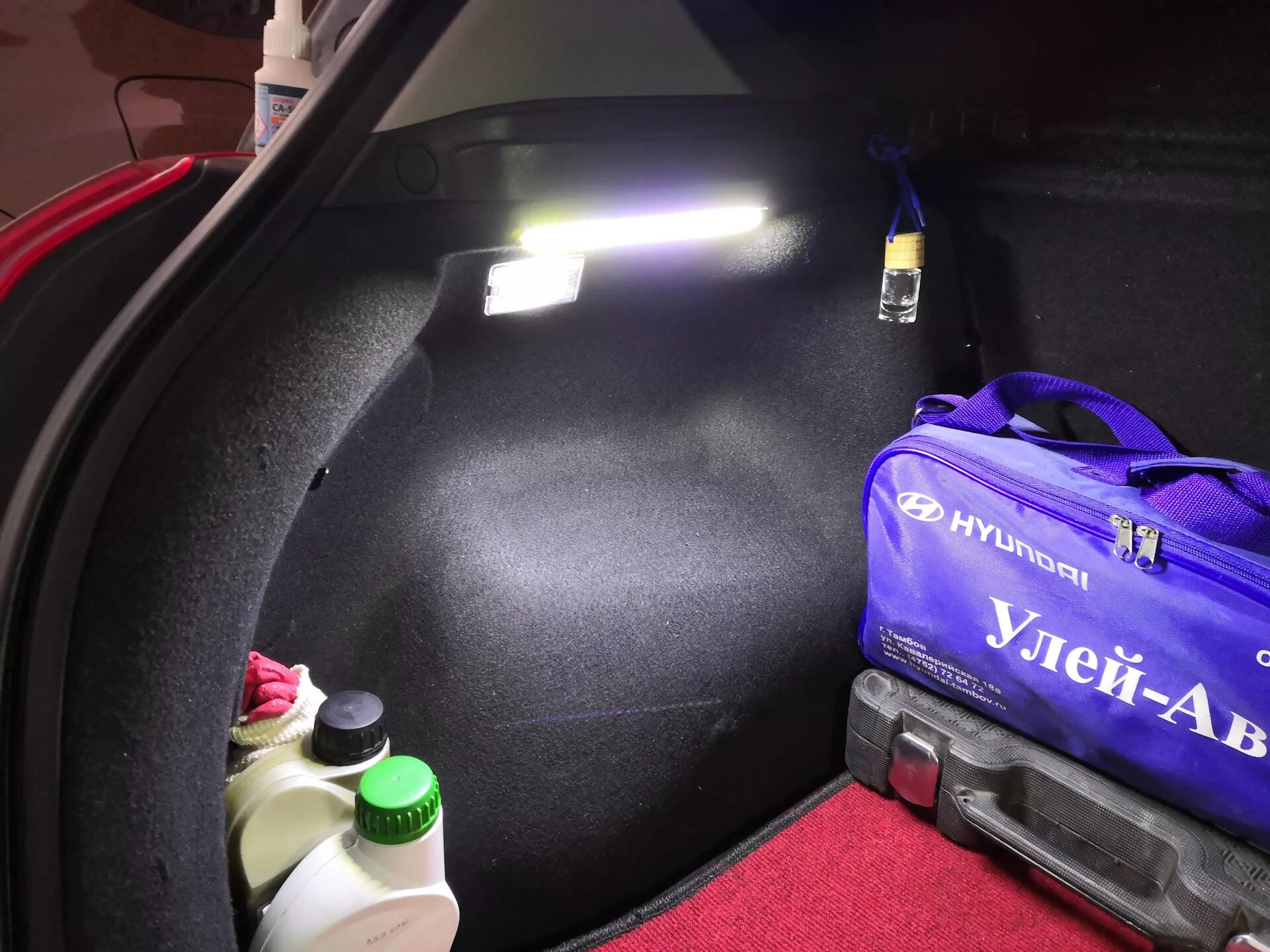 Скрипы киа сид. Подсветка багажника Киа СИД JD SW. Подсветка багажника Kia Ceed. Nissan Leaf подсветка багажника. Подсветка багажника кия СИД.