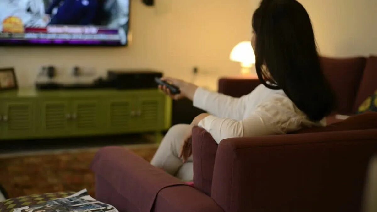 She s watching tv. Картинка девушка с телевизором. Woman is watching TV. Woman watching TV.