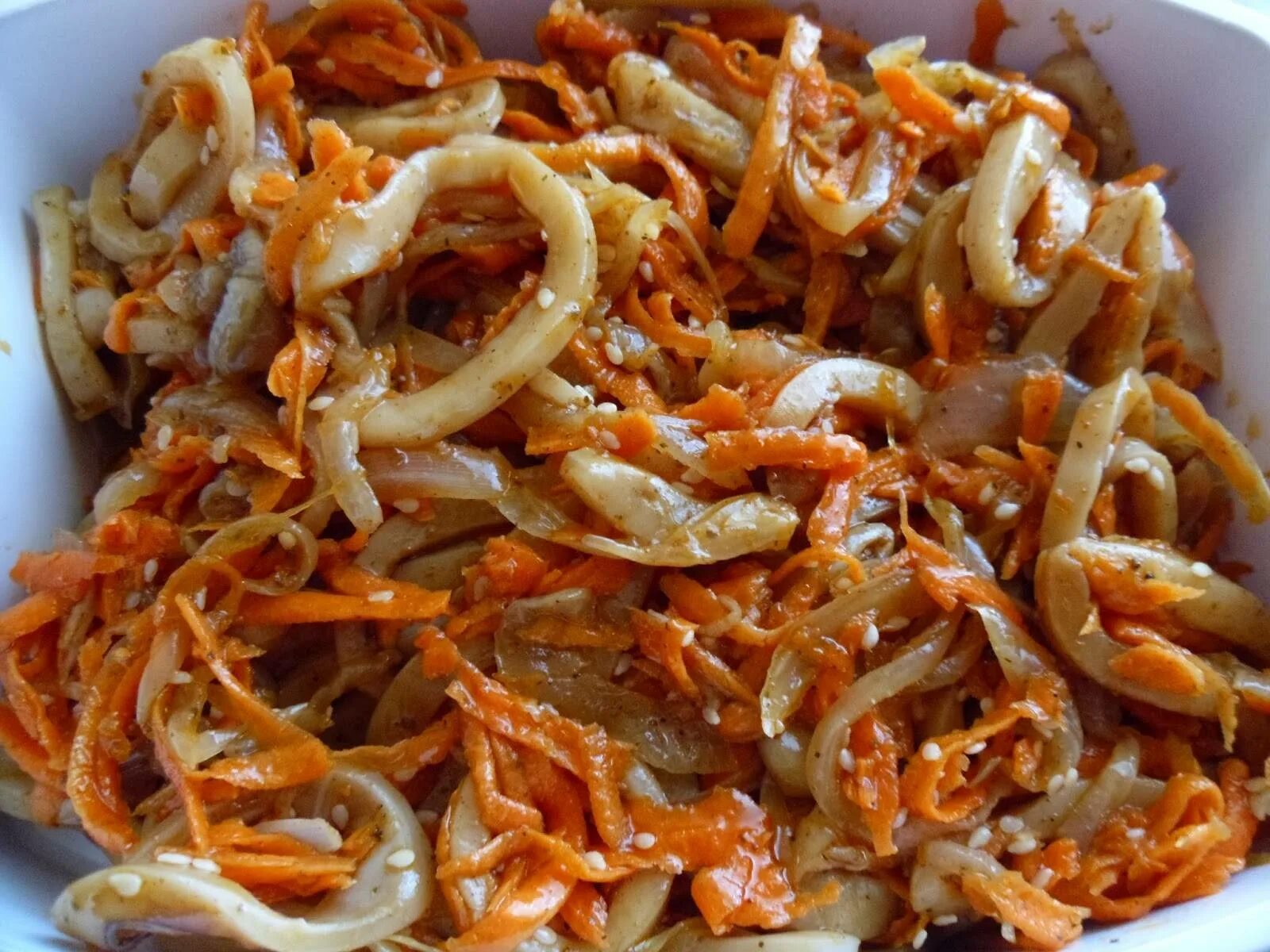 Салат с кальмаром и морковкой по-корейски. Кальмары в сметане. Кальмары с морковью. Морковь по-корейски с кальмарами. Салат по корейски кальмар морковь по-корейски.
