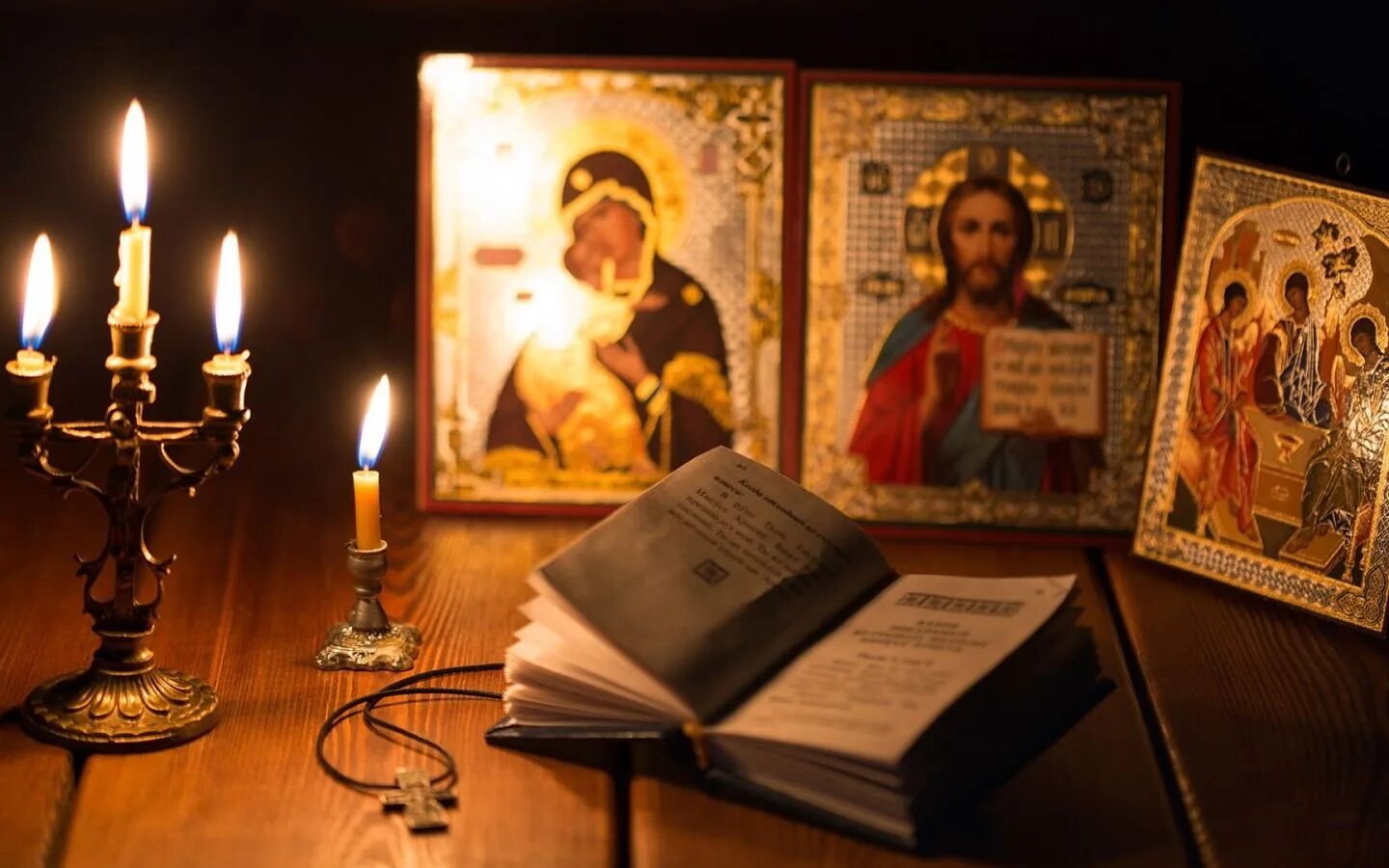 Утреннее молитвенное правило в пост. Иконы. Икона и свеча. Православная тематика. Свеча перед иконой.