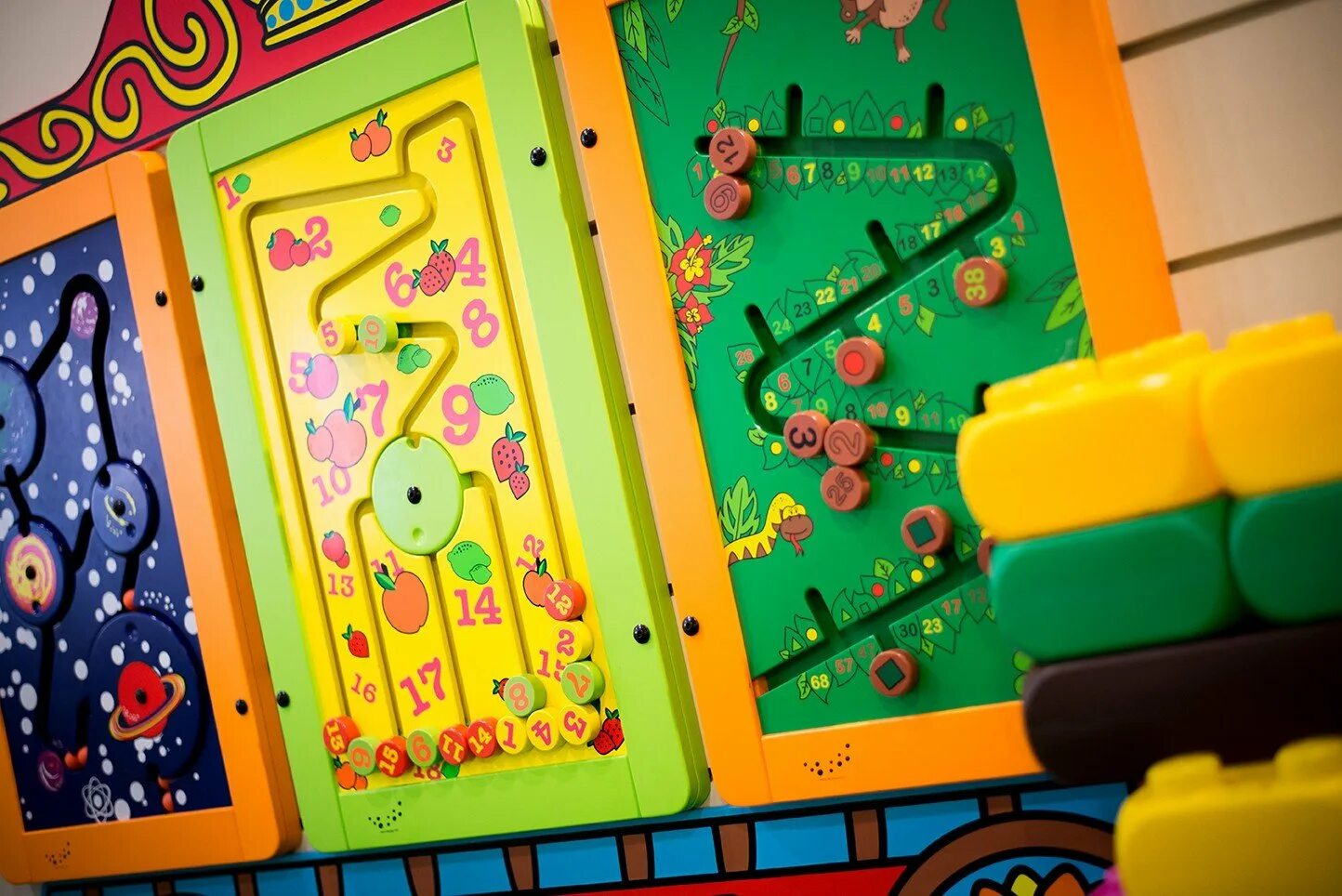 Развивающие панели для детского сада. Декоративно развивающая панель северное сияние. Настенный игровой элемент "локомотив" беледук. Настенные панели для детского сада. Настенные развивающие панели.