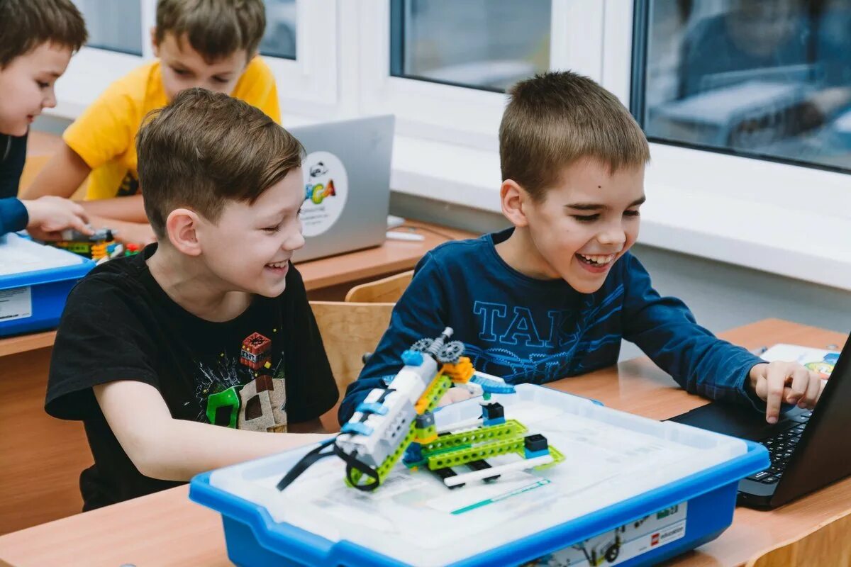Робототехника для дошкольников. Кружок робототехники в школе. Технопарк для детей кванториум. Робототехника 10 лет. Робототехника для детей.