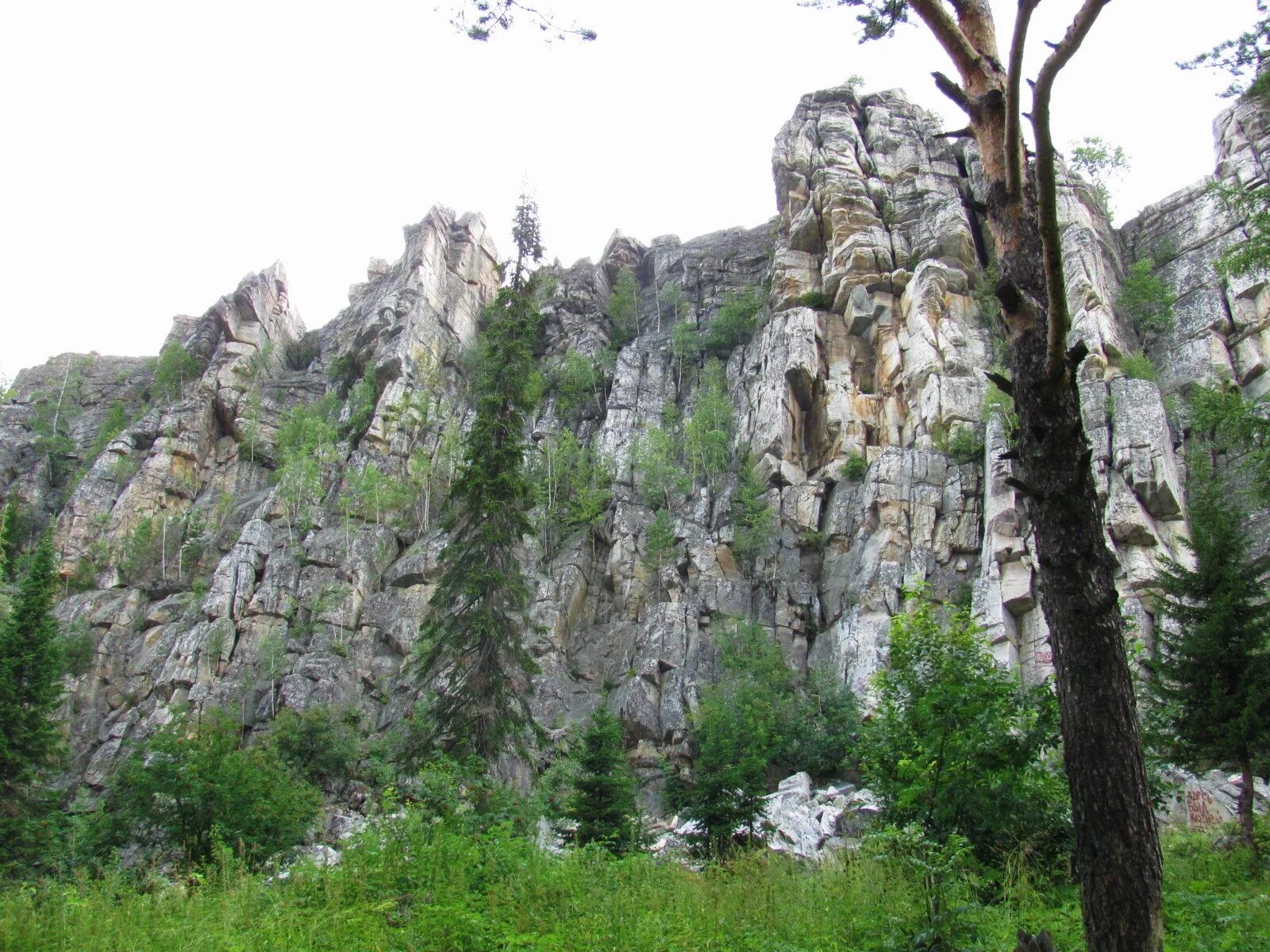 Гора Малиновка Белорецк. Малиновые скалы Белорецкий район. Гора малиновая Белорецк. Гора малиновая Башкирия.