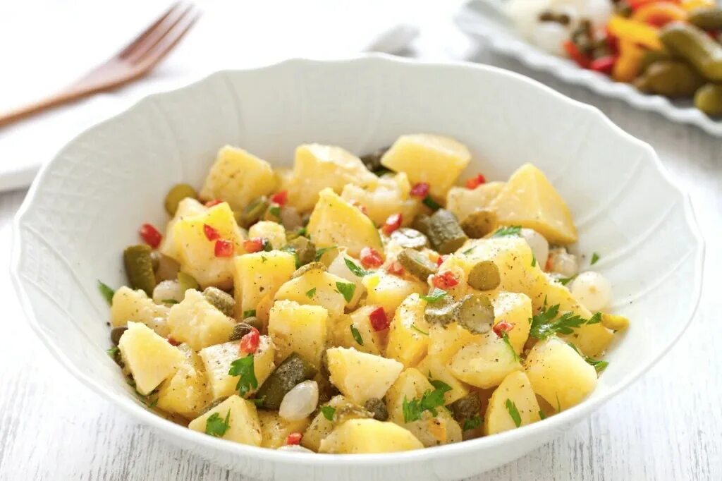 Какой салат можно приготовить из картофеля. Немецкий картофельный салат. Овощи картошка салат. Какой салат можно приготовить из картофеля. Какой салат можно приготовить из картофеля.