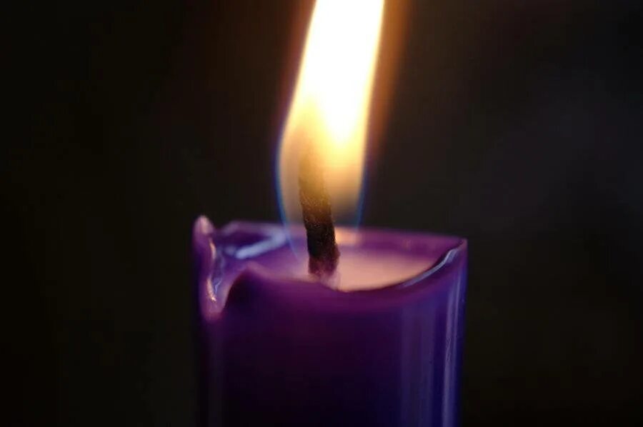 Лиловые свечи. Свеча gentleness candle 3. Фиолетовые свечи эстетика. Фиолетовая свечка. Фиолетовое пламя свечи.